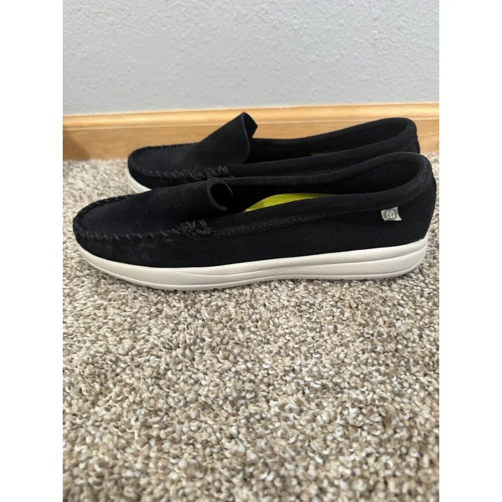 Minnetonka Women’s Discover Classic Slip On Suede Loafers size 8.5 Comfort